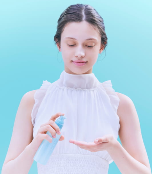 女性が化粧水を手にプッシュしている様子の画像