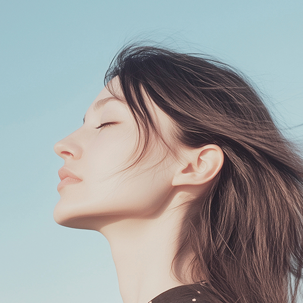 女性がやすらいでいる表情の画像